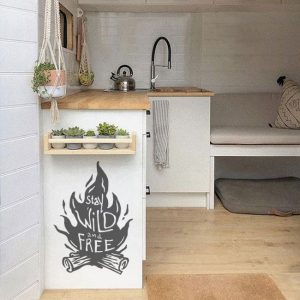 Gemütlicher Campfire Lagerfeuer Aufkleber als dekoratives Wandtattoo für die gemütliche Sitzecke im Camper-Innenraum.