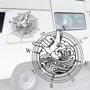 Großer Kompass Autoaufkleber kombiniert mit der legendären Hangloose Surfer-Hand als ausdrucksstarker Carsticker für die Fahrzeugseite.