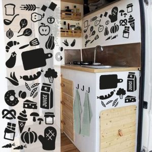 Stylischer Typo-Aufkleber ESSEN mit Besteck und Nahrungsamittel-Grafik für die Küchenecke oder den Kühlschrank im selbstausgebauten Wohnmobil.