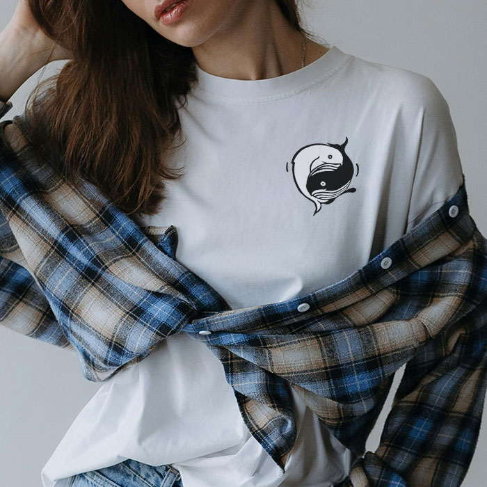 Bügelpatch, Whale Yin Yang, Anwendungsbeispiel auf Shirt.