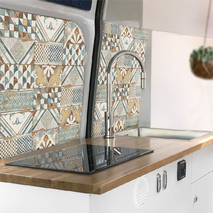 Küchenfolie Decorfolie Kacheln Terra Möbelfolie im warmen, erdfarbenen Terrakotta-Kachel-Design für ein gemütliches, mediterranes Ambiente im Wohnmobil-Innenraum.