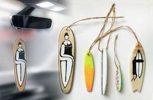 Individelle Surfboard Spiegelanhänger aus Holz