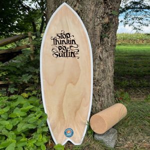 Balance Board, handgefertigt von Wattworm Boardz, Motiv "Go Surfing"