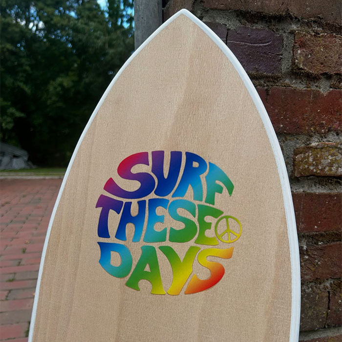 Bügelpatch "Surf These Days" farbig, Anwendungsbeispiel auf Funier, -Balance Board.